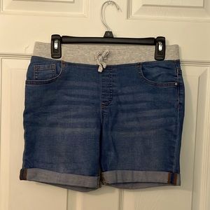 WOMEN’S PLUS SIZE ELASTIC WAIST BERMUDA SHORTS : SIZE 18
